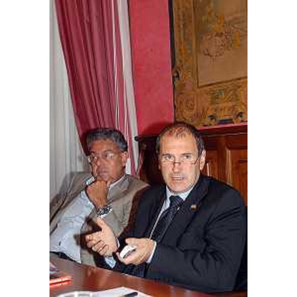 Roberto Antonaz (Assessore regionale Istruzione Cultura) con il ministro per la Solidarieta sociale Paolo Ferrero alla presentazione del volume "Confini/Migranti" sui risultati dell'applicazione della legge regionale 5/2005, presso la sede della Regione FVG a Roma. (Roma 24/09/07)