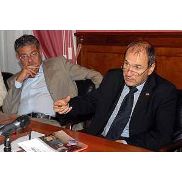 Roberto Antonaz (Assessore regionale Istruzione Cultura) con il ministro per la Solidarieta sociale Paolo Ferrero alla presentazione del volume "Confini/Migranti" sui risultati dell'applicazione della legge regionale 5/2005, presso la sede della Regione FVG a Roma. (Roma 24/09/07)