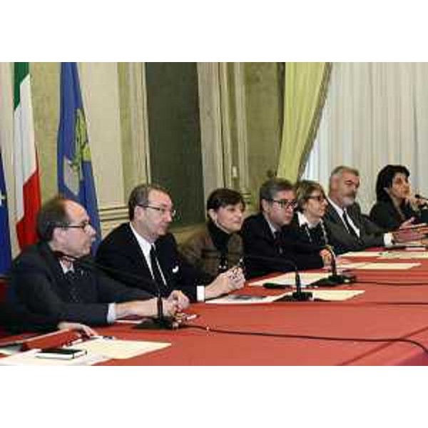 Sergio Bolzonello (Vicepresidente Regione FVG e assessore Attività produttive) e Debora Serracchiani (Presidente Regione Friuli Venezia Giulia), tra gli assessori regionali Gianni Torrenti (Cultura), Francesco Peroni (Finanze), Maria Sandra Telesca (Salute), Paolo Panontin (Funzione pubblica) e Mariagrazia Santoro (Infrastrutture), alla conferenza stampa di fine anno "2014 il coraggio delle scelte" - Trieste 19/12/2014