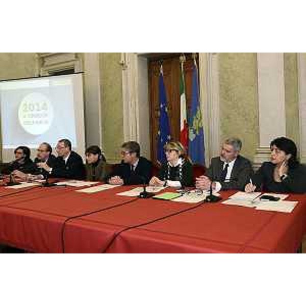 Sergio Bolzonello (Vicepresidente Regione FVG e assessore Attività produttive) e Debora Serracchiani (Presidente Regione Friuli Venezia Giulia), tra gli assessori regionali Sara Vito (Ambiente), Gianni Torrenti (Cultura), Francesco Peroni (Finanze), Maria Sandra Telesca (Salute), Paolo Panontin (Funzione pubblica) e Mariagrazia Santoro (Infrastrutture), alla conferenza stampa di fine anno "2014 il coraggio delle scelte" - Trieste 19/12/2014