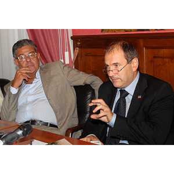 Roberto Antonaz (Assessore regionale Istruzione Cultura) con il ministro per la Solidarieta sociale Paolo Ferrero alla presentazione del volume "Confini/Migranti" sui risultati dell'applicazione della legge regionale 5/2005, presso la sede della Regione FVG a Roma. (Roma 24/09/07)