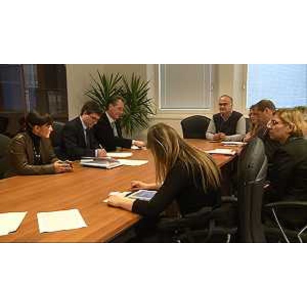 Debora Serracchiani (Presidente Regione Friuli Venezia Giulia), Fabrizio Luches (Presidente Carniacque S.p.A) e Furio Azzopardo (Direttore Cartiera Burgo/Mosaico Tolmezzo) alla firma dell'Accordo tra la Cartiera Burgo/Mosaico e la concessionaria del servizio idrico integrato Carniacque S.p.A., per la prosecuzione dell'utilizzo del depuratore di Tolmezzo da parte di Mosaico - Tolmezzo 19/12/2014