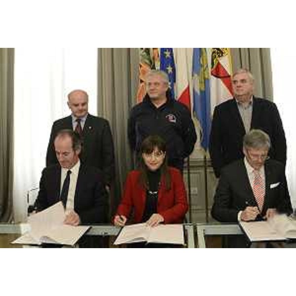Luca Zaia (Presidente Regione Veneto), Debora Serracchiani (Presidente Regione Friuli Venezia Giulia) e Peter Kaiser [Governatore Land Carinzia (A)] siglano gli Accordi per lo sviluppo della collaborazione e lo scambio di esperienze in Sanità e Protezione civile, nell'ambito del GECT "Euregio Senza Confini" - Trieste 22/12/2014