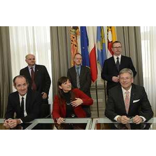 Luca Zaia (Presidente Regione Veneto), Debora Serracchiani (Presidente Regione Friuli Venezia Giulia) e Peter Kaiser [Governatore Land Carinzia (A)] siglano gli Accordi per lo sviluppo della collaborazione e lo scambio di esperienze in Sanità e Protezione civile, nell'ambito del GECT "Euregio Senza Confini" - Trieste 22/12/2014