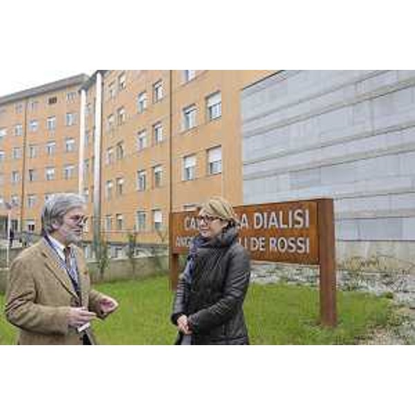 Mauro Delendi (Direttore generale Azienda Ospedaliero-Universitaria Udine) e Maria Sandra Telesca (Assessore regionale Salute) davanti alla Casa della Dialisi "Angelo Morelli De Rossi" al Santa Maria della Misericordia - Udine 23/12/2014
