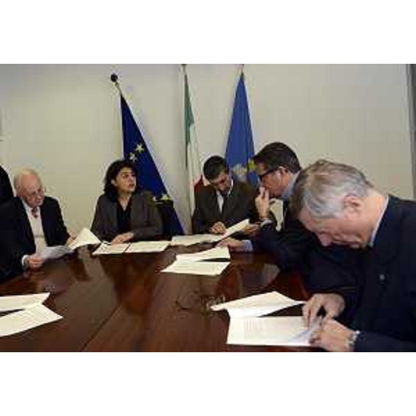 Lionello D'Agostini (Presidente Fondazione CRUP), Mariagrazia Santoro (Assessore regionale Infrastrutture e Mobilità), Andrea Carli (Sindaco Maniago, commissario Comunità Montana Friuli Occidentale), Maurizio Ionico (Amministratore unico FUC S.r.l.) e Aldo Daici (Sindaco Artegna, commissario straordinario Comunità Montana Gemonese, Canal del Ferro e Val Canale) alla firma del Protocollo per lo studio di fattbilità della linea ferroviaria Sacile-Gemona - Udine 29/12/2014