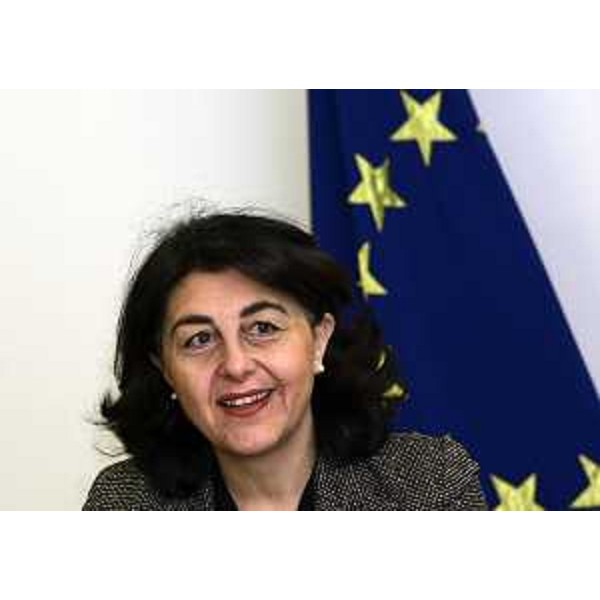 Mariagrazia Santoro (Assessore regionale Infrastrutture e Mobilità) alla firma del Protocollo per lo studio di fattbilità della linea ferroviaria Sacile-Gemona - Udine 29/12/2014