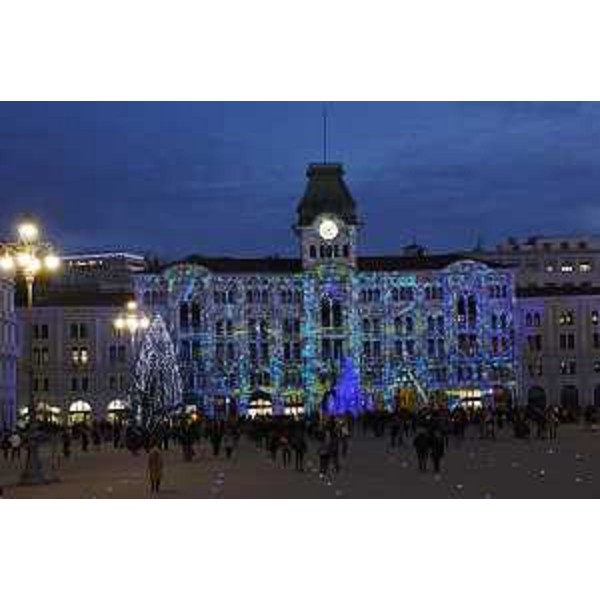 La proiezione di giochi di luce (architectural mapping) che ha animato la facciata del Municipio da Natale ad oggi, realizzata da Luca Anagni, grafico specializzato in video e animazioni 2d e 3d - Trieste, piazza Unità d'Italia 06/01/2015