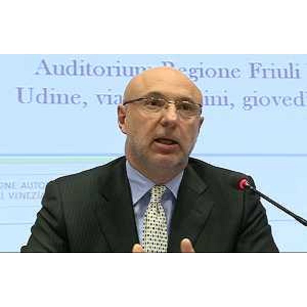 Enrico Bertossi (Presidente Informest) all'incontro "INFORMEST 2020, al servizio del territorio", organizzato dall'Agenzia di Sviluppo e Cooperazione economica internazionale nell'Auditorium della Regione FVG - Udine 08/01/2015