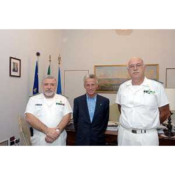 Riccardo Illy (Presidente Regione Friuli Venezia Giulia) riceve il Direttore marittimo del Friuli Venezia Giulia, l'Ammiraglio CP (Corpo delle Capitanerie di Porto) Paolo Castellani, in visita di congedo, e il Contrammiraglio CP Domenico Passaro, che prenderà il suo posto. (Trieste 25/09/07)
