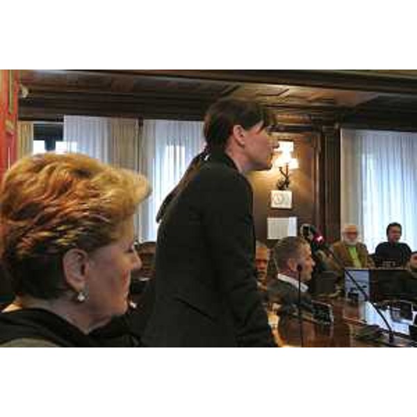 Christia Chiaruttini Leggeri (Console onorario Repubblica di Francia a Trieste) mentre Debora Serracchiani (Presidente Regione Friuli Venezia Giulia) interviene alla testimonianza di solidarietà alla Francia dopo la strage del 7 scorso alla redazione del Charlie Hebdo a Parigi, nella sala consiliare del Municipio - Trieste 09/01/2015