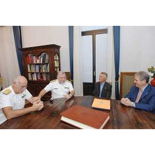 Riccardo Illy (Presidente Regione Friuli Venezia Giulia) riceve il Direttore marittimo del Friuli Venezia Giulia, l'Ammiraglio CP (Corpo delle Capitanerie di Porto) Paolo Castellani, in visita di congedo, e il Contrammiraglio CP Domenico Passaro, che prenderà il suo posto. (Trieste 25/09/07)