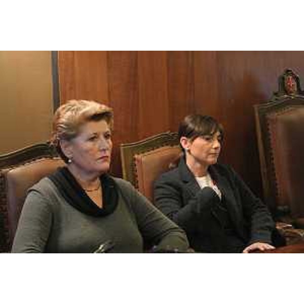 Christia Chiaruttini Leggeri (Console onorario Repubblica di Francia a Trieste) e Debora Serracchiani (Presidente Regione Friuli Venezia Giulia) alla testimonianza di solidarietà alla Francia dopo la strage del 7 scorso alla redazione del Charlie Hebdo a Parigi, nella sala consiliare del Municipio - Trieste 09/01/2015