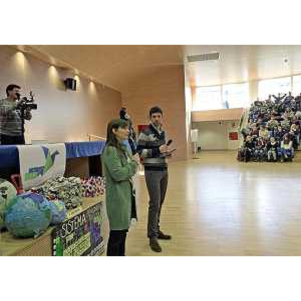 Debora Serracchiani (Presidente Regione Friuli Venezia Giulia) interviene alla cerimonia di premiazione del Concorso per le Scuole secondarie di secondo grado "A nuova vita", sul tema del riciclo dei rifiuti, nell'Auditorium regionale - Udine 12/01/2015