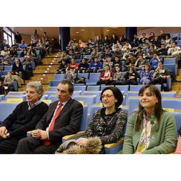 Sara Vito (Assessore regionale Ambiente ed Energia) e Debora Serracchiani (Presidente Regione Friuli Venezia Giulia) alla cerimonia di premiazione del Concorso per le Scuole secondarie di secondo grado "A nuova vita", sul tema del riciclo dei rifiuti, nell'Auditorium regionale - Udine 12/01/2015