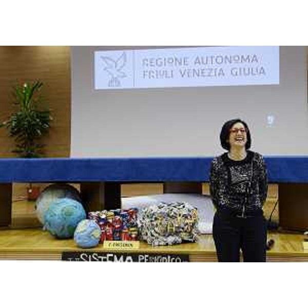 Sara Vito (Assessore regionale Ambiente ed Energia) interviene alla cerimonia di premiazione del Concorso per le Scuole secondarie di secondo grado "A nuova vita", sul tema del riciclo dei rifiuti, nell'Auditorium regionale - Udine 12/01/2015