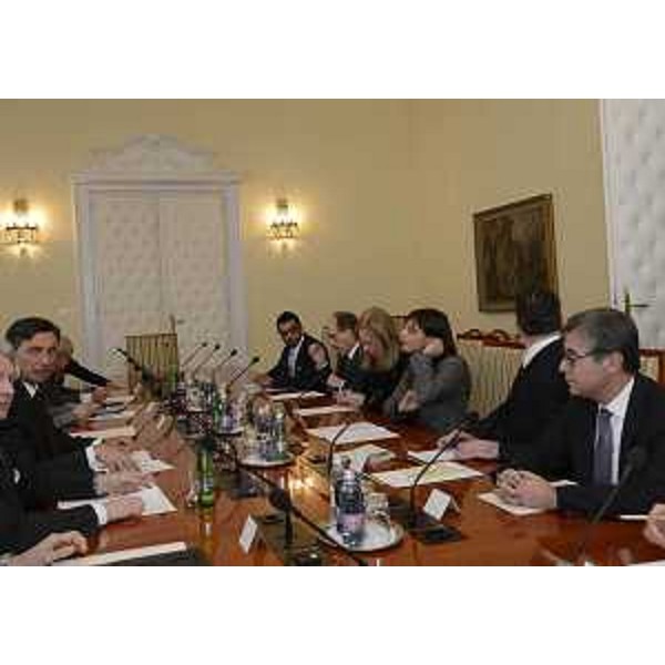 Tavolo dell'incontro istituzionale tra Debora Serracchiani (Presidente Regione Friuli Venezia Giulia) e Borut Pahor (Presidente Repubblica di Slovenia), presenti gli assessori regionali Gianni Torrenti e Francesco Peroni - Lubiana 13/01/2015