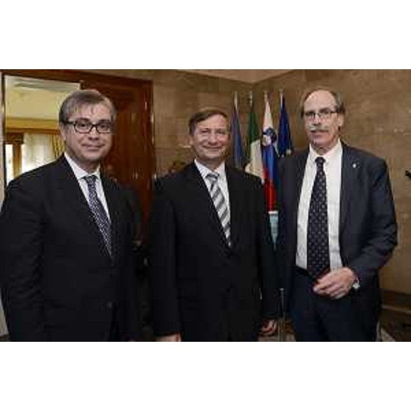 Karl Erjavec (Ministro Affari Esteri Slovenia) tra gli assessori regionali Francesco Peroni (Finanze) e Gianni Torrenti (Cultura) - Lubiana 13/01/2015