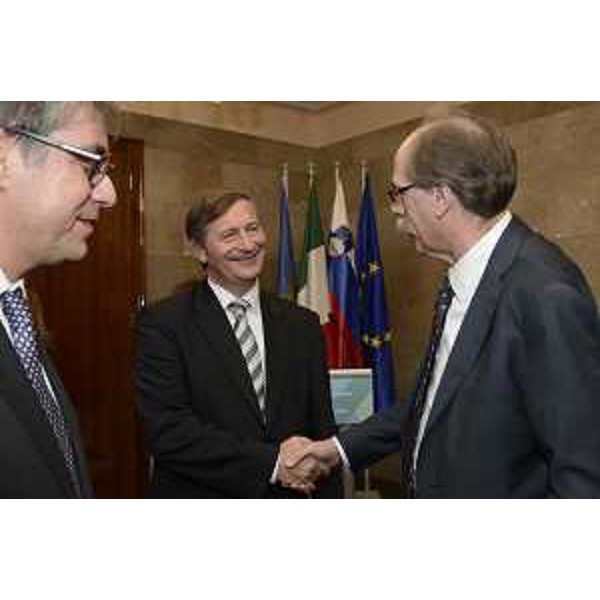 Karl Erjavec (Ministro Affari Esteri Slovenia) tra gli assessori regionali Francesco Peroni (Finanze) e Gianni Torrenti (Cultura) - Lubiana 13/01/2015
