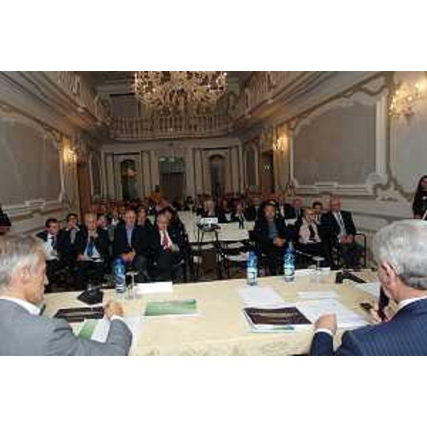 Riccardo Illy (Presidente Regione Friuli Venezia Giulia) e Giovanni Pavan (Presidente Camera Commercio Pordenone) all'incontro con i rappresentanti delle categorie economiche del Friuli Occidentale presso la CCIAA di Pordenone. (Pordenone 26/09/07)