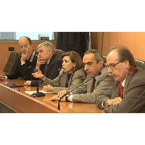 Roberto Del Piano (Comandante Provinciale Carabinieri Udine), Claudio Cracovia (Questore Udine), Provvidenza Delfina Raimondo (Prefetto Udine), Lino Not (Commissario straordinario Comunità Montana Carnia) e Gianni Torrenti (Assessore regionale Immigrazione) all'incontro con i sindaci dell'Alto Friuli sull'emergenza rifugiati richiedenti asilo, nella sede della Comunità Montana della Carnia - Tolmezzo 14/01/2015