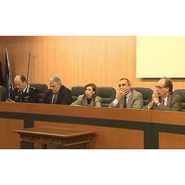 Roberto Del Piano (Comandante Provinciale Carabinieri Udine), Claudio Cracovia (Questore Udine), Provvidenza Delfina Raimondo (Prefetto Udine), Lino Not (Commissario straordinario Comunità Montana Carnia) e Gianni Torrenti (Assessore regionale Immigrazione) all'incontro con i sindaci dell'Alto Friuli sull'emergenza rifugiati richiedenti asilo, nella sede della Comunità Montana della Carnia - Tolmezzo 14/01/2015