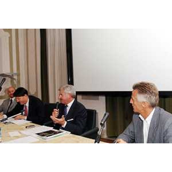 Riccardo Illy (Presidente Regione Friuli Venezia Giulia), Lodovico Sonego (Assessore regionale Pianificazione territoriale) e Giovanni Pavan (Presidente Camera Commercio Pordenone) all'incontro con i rappresentanti delle categorie economiche del Friuli Occidentale presso la CCIAA di Pordenone. (Pordenone 26/09/07)