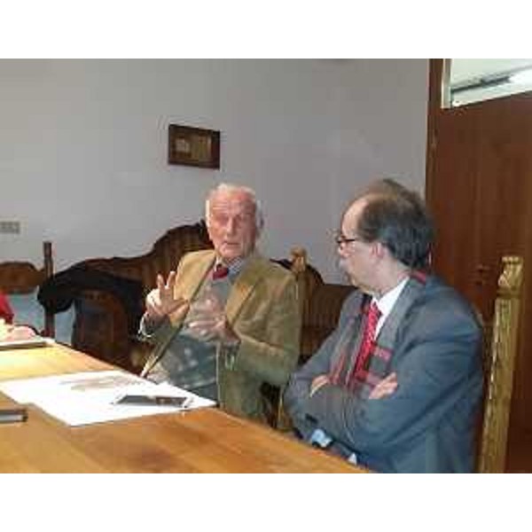 Giulio Magrini [Rappresentante Club Alpino Italiano (CAI)] e Gianni Torrenti (Assessore regionale Cultura e Sport) al Tavolo tematico su sentieristica, rete museale e impiantistica sportiva in Carnia, nella sede della Comunità Montana della Carnia - Tolmezzo 14/01/2015