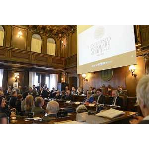 La cerimonia per i 115 anni dell'Università Popolare di Trieste, con seduta solenne del Consiglio di Amministrazione, presenti Benedetto Della Vedova (Sottosegretario Affari Esteri), Debora Serracchiani (Presidente Regione Friuli Venezia Giulia), Maria Teresa Bassa Poropat (Presidente Provincia Trieste), Fabiana Martini (Vicesindaco Comune Trieste) e Fabrizio Somma (Presidente Università Popolare Trieste), nella Sala del Consiglio comunale - Trieste 15/01/2015