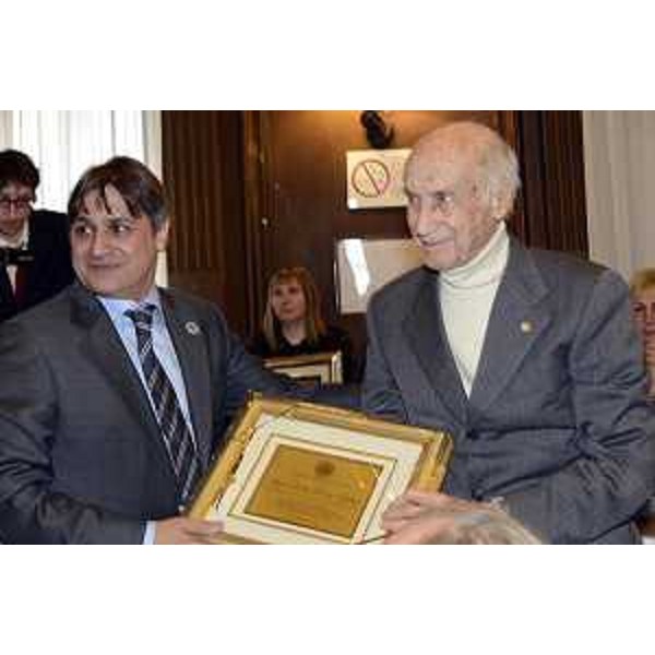 Fabrizio Somma (Presidente Università Popolare Trieste) consegna un attestato di benemerenza a Spiro Dalla Porta Xydias (Scrittore e alpinista) quale contributo al raggiungimento dei 115 anni dell'Università Popolare di Trieste, nella Sala del Consiglio comunale - Trieste 15/01/2015