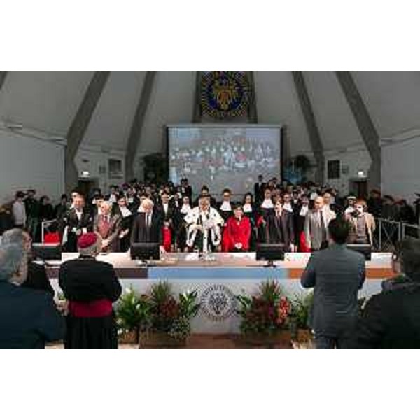 Umberto Sereni (Ordinario Storia Contemporanea UniUd), Stefano Fantoni (Presidente ANVUR), Salvatore Rossi (Direttore generale Banca d'Italia), Alberto Felice De Toni (Rettore Università Udine), Debora Serracchiani (Presidente Regione Friuli Venezia Giulia), Daniele Livon (Direttore generale Programmazione MIUR), Maurizio Pisani (Rappresentante Personale Tecnico Amministrativo UniUd) e Lorenzo Genna (Presidente Consiglio Studenti UniUd) alla cerimonia d'inaugurazione del XXXVII Anno Accademico dell'Università - Udine 19/01/2015