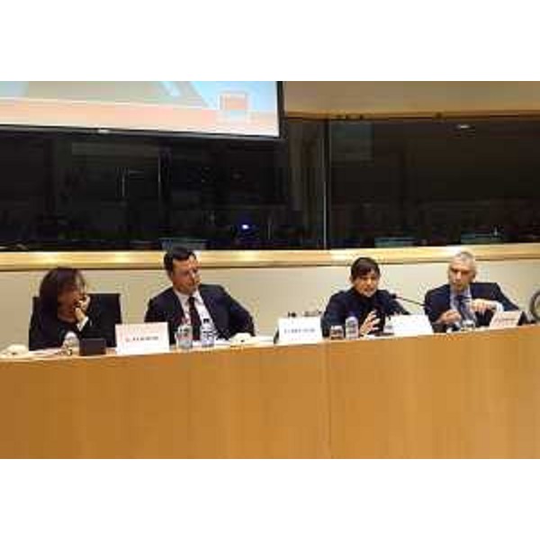 Giuseppina Paterniti (Giornalista Rai), Giancarlo Defazio (Presidente CLENAD Italia), Debora Serracchiani (Presidente Regione Friuli Venezia Giulia) e Stefano Sannino (Rappresentante permanente Italia presso Unione Europea) alla presentazione annuale del Rapporto END (Esperti Nazionali Distaccati), nella sede del Parlamento Europeo - Bruxelles 20/01/2015