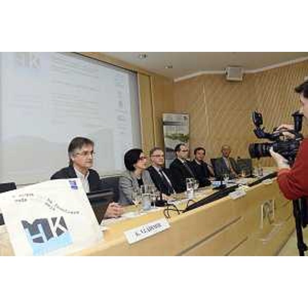Sara Vito (Assessore regionale Ambiente ed Energia) e Maurizio Fermeglia (Rettore Università Trieste) al convegno sul Progetto "HYDRO KARST, L'acquifero del Carso quale risorsa idrica strategica transfrontaliera", all'AREA Science Park di Padriciano - Trieste 21/01/2015