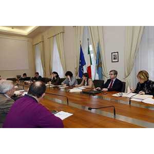 Debora Serracchiani (Presidente Regione Friuli Venezia Giulia), tra gli assessori regionali Mariagrazia Santoro (Lavori pubblici), Loredana Panariti (Lavoro), Francesco Peroni (Finanze) e Maria Sandra Telesca (Politiche sociali), alla presentazione dello studio commissionato dalla CISL del FVG e realizzato dalla Società Idea Tolomeo sugli scenari di povertà e di marginalità in FVG - Trieste 21/01/2015