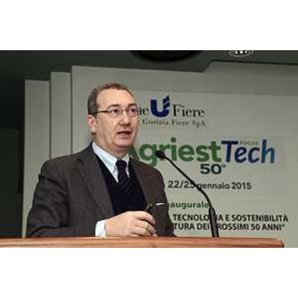 Sergio Bolzonello (Vicepresidente Regione FVG e assessore Risorse agricole e forestali) interviene al convegno "Irrigazione, tecnologia e sostenibilità per l'agricoltura dei prossimi 50 anni" di apertura di "Agriest Tech Focus" - Udine 22/01/2015