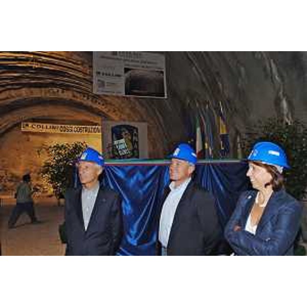 Riccardo Illy (Presidente Regione Friuli Venezia Giulia), Fulvia Premolin (Sindaco San Dorligo Della Valle) e Nerio Nesladek (Sindaco Muggia) presenziano all'abbattimento del diaframma che libera la nuova Galleria Monte d'Oro a Muggia, sul raccordo Lacotisce-Rabuiese tra Italia e Slovenia. (Trieste 27/09/07) 