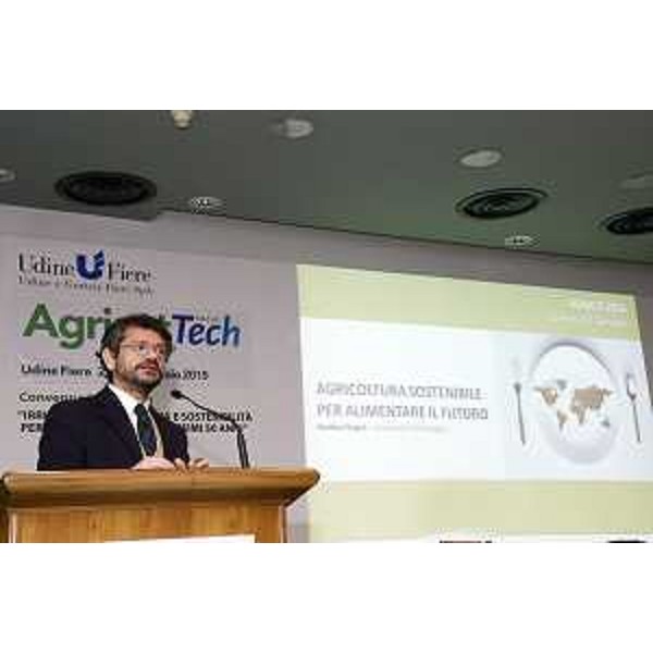 Andrea Segrè (Università Bologna) interviene al convegno "Irrigazione, tecnologia e sostenibilità per l'agricoltura dei prossimi 50 anni" di apertura di "Agriest Tech Focus" - Udine 22/01/2015