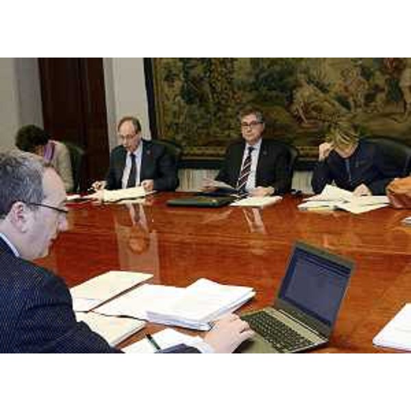 Sergio Bolzonello (Vicepresidente Regione FVG e assessore Attività produttive, Commercio, Cooperazione, Risorse agricole e forestali) e gli assessori regionali Loredana Panariti (Lavoro, Formazione, Istruzione, Pari Opportunità, Politiche giovanili e Ricerca), Gianni Torrenti (Cultura, Sport e Solidarietà), Francesco Peroni (Finanze, Patrimonio, Coordinamento e Programmazione Politiche economiche e comunitarie) e Maria Sandra Telesca (Salute, Integrazione socio-sanitaria, Politiche sociali e Famiglia) durante la riunione della Giunta regionale del FVG - Trieste 23/01/2015
