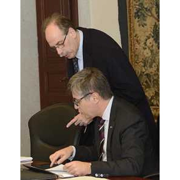 Gli assessori regionali Gianni Torrenti (Cultura, Sport e Solidarietà) e Francesco Peroni (Finanze, Patrimonio, Coordinamento e Programmazione Politiche economiche e comunitarie) durante la riunione della Giunta regionale del FVG - Trieste 23/01/2015