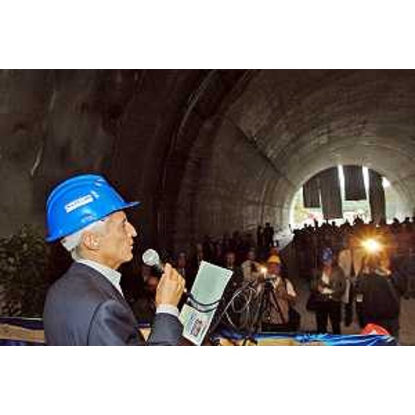 Riccardo Illy (Presidente Regione Friuli Venezia Giulia) ha dato il via all'abbattimento del diaframma che libera la nuova Galleria Monte d'Oro a Muggia, sul raccordo Lacotisce-Rabuiese tra Italia e Slovenia. (Trieste 27/09/07) 