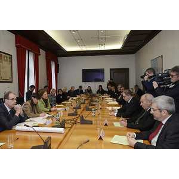 Tavolo sui "flussi migratori non programmati" con Debora Serracchiani (Presidente Regione Friuli Venezia Giulia), Gianni Torrenti (Assessore regionale Solidarietà), Francesca Adelaide Garufi (Prefetto di Trieste e commissario di Governo per il Friuli Venezia Giulia) e rappresentanti delle Prefetture e delle Questure, numerosi sindaci e amministratori locali, in Prefettura - Trieste 23/01/2015