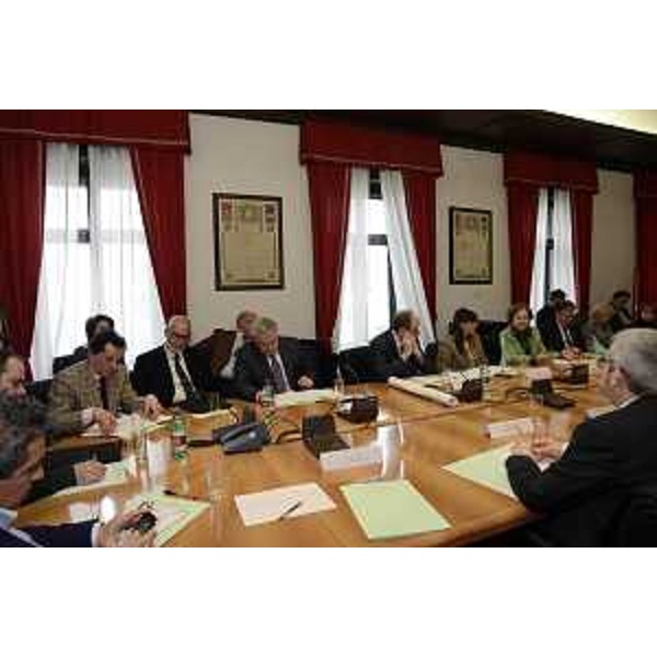 Tavolo sui "flussi migratori non programmati" con Debora Serracchiani (Presidente Regione Friuli Venezia Giulia), Gianni Torrenti (Assessore regionale Solidarietà), Francesca Adelaide Garufi (Prefetto di Trieste e commissario di Governo per il Friuli Venezia Giulia) e rappresentanti delle Prefetture e delle Questure, numerosi sindaci e amministratori locali, in Prefettura - Trieste 23/01/2015
