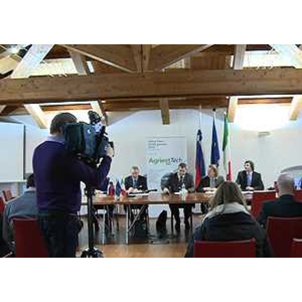 Sergio Bolzonello (Vicepresidente Regione FVG e assessore Risorse agricole e forestali) e Dejan Zidan (Ministro Agricoltura Slovenia) al Tavolo promosso dall'Associazione agricoltori della minoranza slovena Kmecka Zveza alla cinquantesima edizione di Agriest "Tech Focus" - Udine 23/01/2015
