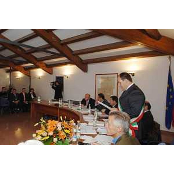 Carlo Schiff (Sindaco Chiopris Viscone) saluta Riccardo Illy (Presidente Regione Friuli Venezia Giulia) e la Giunta regionale riunita nella sede del Comune di Chiopris Viscone. (Chiopris Viscone 28/09/07)