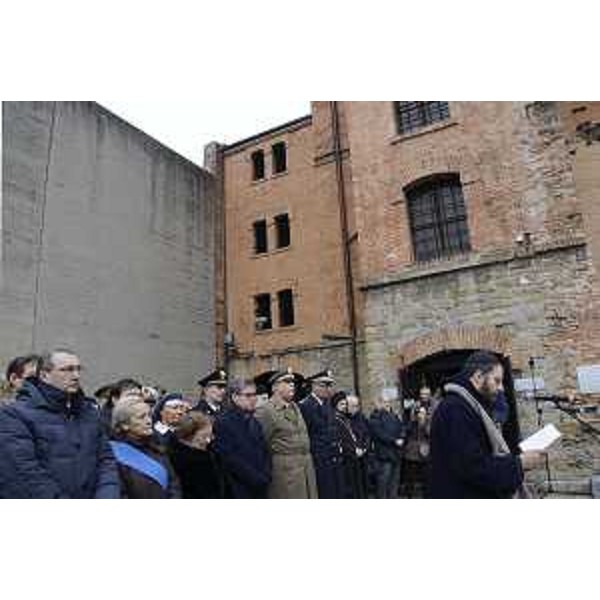 Sergio Bolzonello (Vicepresidente Regione Friuli Venezia Giulia), Maria Teresa Bassa Poropat (Presidente Provincia Trieste), Francesca Adelaide Garufi (Prefetto Trieste), Francesco Peroni (Assessore Regione FVG) durante l'intervento di Eliezer Shai Di Martino (Rabbino capo Trieste e FVG) alla celebrazione del Giorno della Memoria alla Risiera di San Sabba - Trieste 27/01/2015