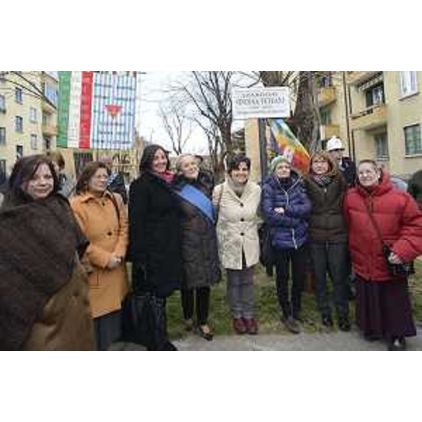 Maria Teresa Bassa Poropat (Presidente Provincia Trieste), Fabiana Martini (Vicesindaco Trieste) e Antonella Grim (Assessore Educazione Scuola Università Ricerca Comune Trieste) alla cerimonia d'intitolazione del Giardino di piazzale Giarizzole a Ondina Peteani "prima staffetta partigiana d'Italia" - Trieste 27/01/2015