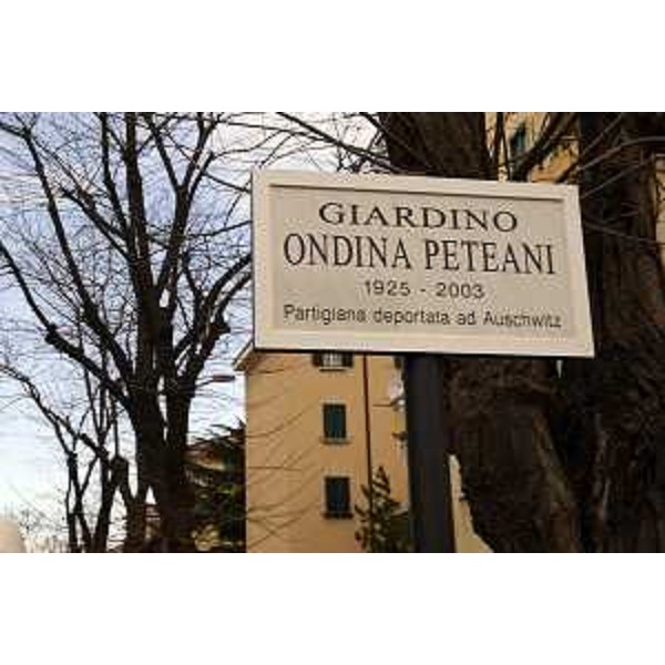 La targa dedicata a Ondina Peteani, "prima staffetta partigiana d'Italia", alla quale è stato intitolato il Giardino di piazzale Giarizzole - Trieste 27/01/2015