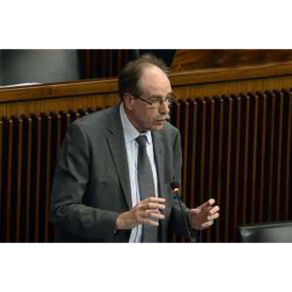Gianni Torrenti (Assessore regionale Cultura, Sport e Solidarietà) in Aula durante i lavori del Consiglio regionale - Trieste 27/01/2015