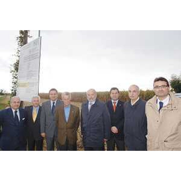 Riccardo Illy (Presidente Regione Friuli Venezia Giulia), Enzo Marsilio (Assessore regionale Risorse agricole), Franco Iacop (Assessore regionale Autonomie locali) con alcuni Amministratori locali nel corso dell'inaugurazione dell'impianto di irrigazione del comprensorio di Tissano (Medio Friuli) realizzato dal Consorzio di Bonifica Ledra-Tagliamento. (Santa Maria La Longa 28/09/07)