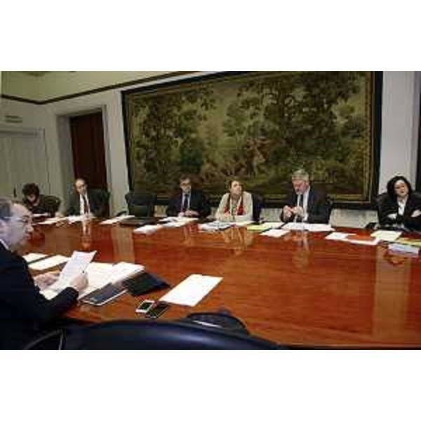 Sergio Bolzonello (Vicepresidente Regione FVG e assessore Attività produttive, Commercio, Cooperazione, Risorse agricole e forestali) e gli assessori regionali Loredana Panariti (Lavoro, Formazione, Istruzione, Pari Opportunità, Politiche giovanili e Ricerca), Gianni Torrenti (Cultura, Sport e Solidarietà), Francesco Peroni (Finanze, Patrimonio, Coordinamento e Programmazione Politiche economiche e comunitarie), Maria Sandra Telesca (Salute, Integrazione socio-sanitaria, Politiche sociali e Famiglia), Paolo Panontin (Funzione pubblica, Autonomie locali, Coordinamento Riforme, Caccia e Risorse ittiche, Protezione civile), Sara Vito (Ambiente ed Energia) durante la riunione della Giunta del FVG - Trieste 30/01/2015